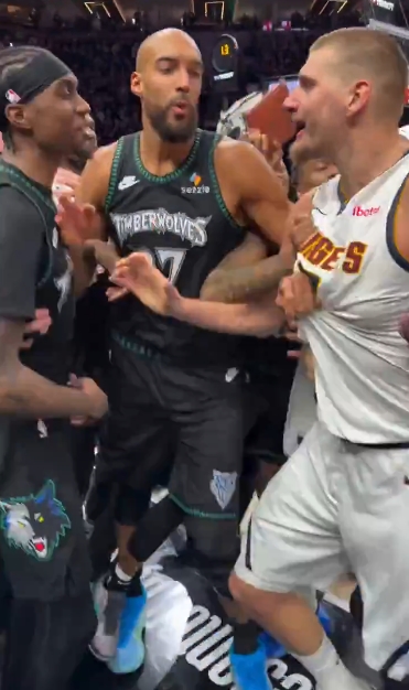 星空体育团队-近距离体验NBA球员冲突压迫感！约基奇这体型也就戈贝尔敢劝架了