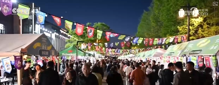 星空体育赛事运营中心-“超”有看点引爆消费新热潮 “足球+夜市+美食+趣玩”聚人气、添活力